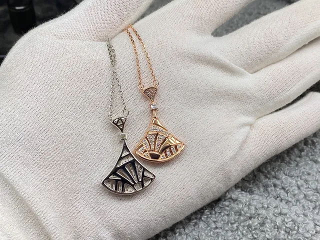 Bvlgari Divas’ Dream Collier avec pendentif en or noir en forme d'éventail avec serti de cristaux Pavé 3