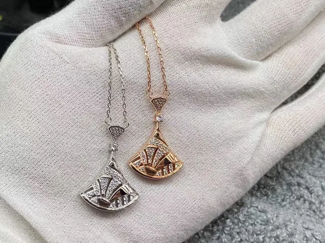Bvlgari Divas’ Dream Collier avec pendentif en or noir en forme d'éventail avec serti de cristaux Pavé 6