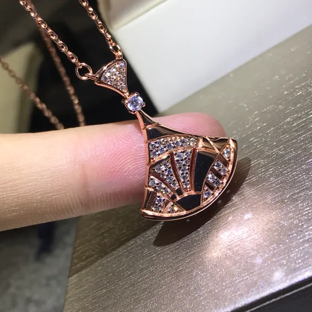 Bvlgari Divas’ Dream Collier avec pendentif en or noir en forme d'éventail avec serti de cristaux Pavé 9