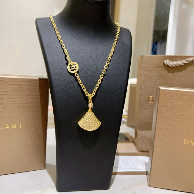 Bvlgari Divas’ Dream collier pendentif en or Pavé en forme d'éventail 2