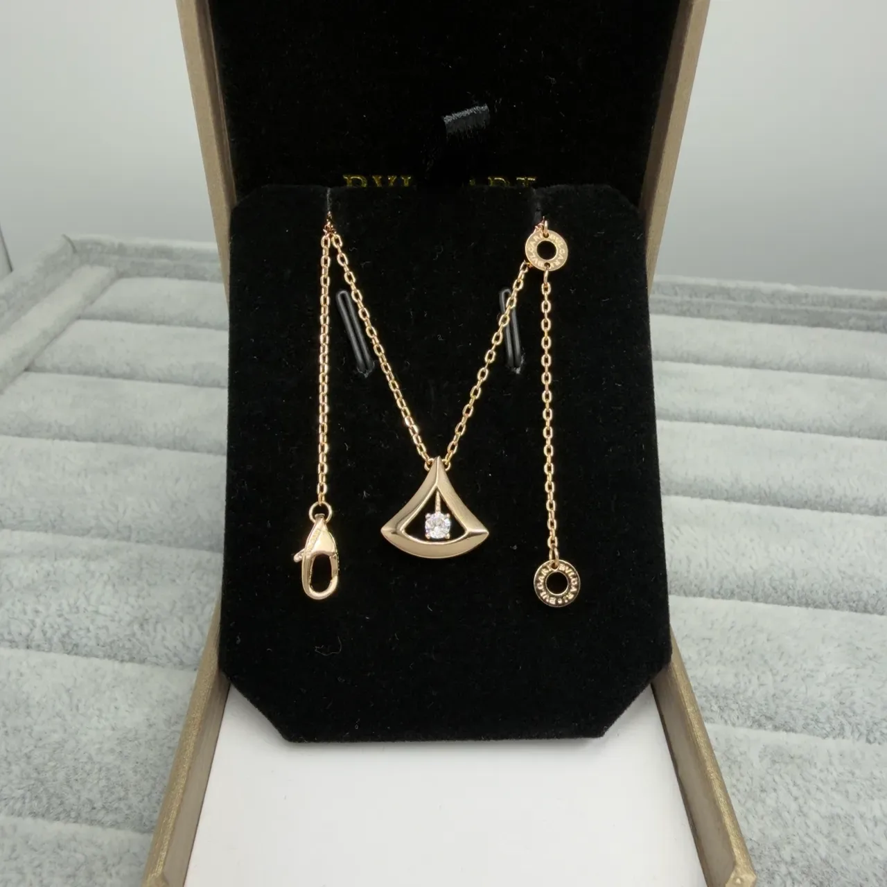 Bvlgari Divas’ Dream Gold Silver Triangular Fan-Shaped Pendants Openwork Metal Setting Necklace 2