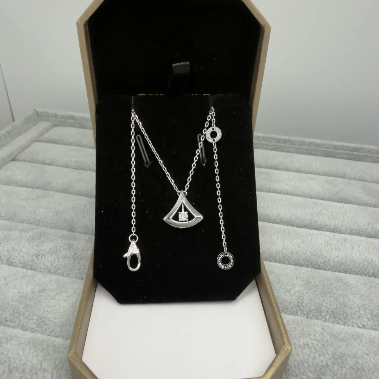 Bvlgari Divas’ Dream Gold Silver Triangular Fan-Shaped Pendants Openwork Metal Setting Necklace 3
