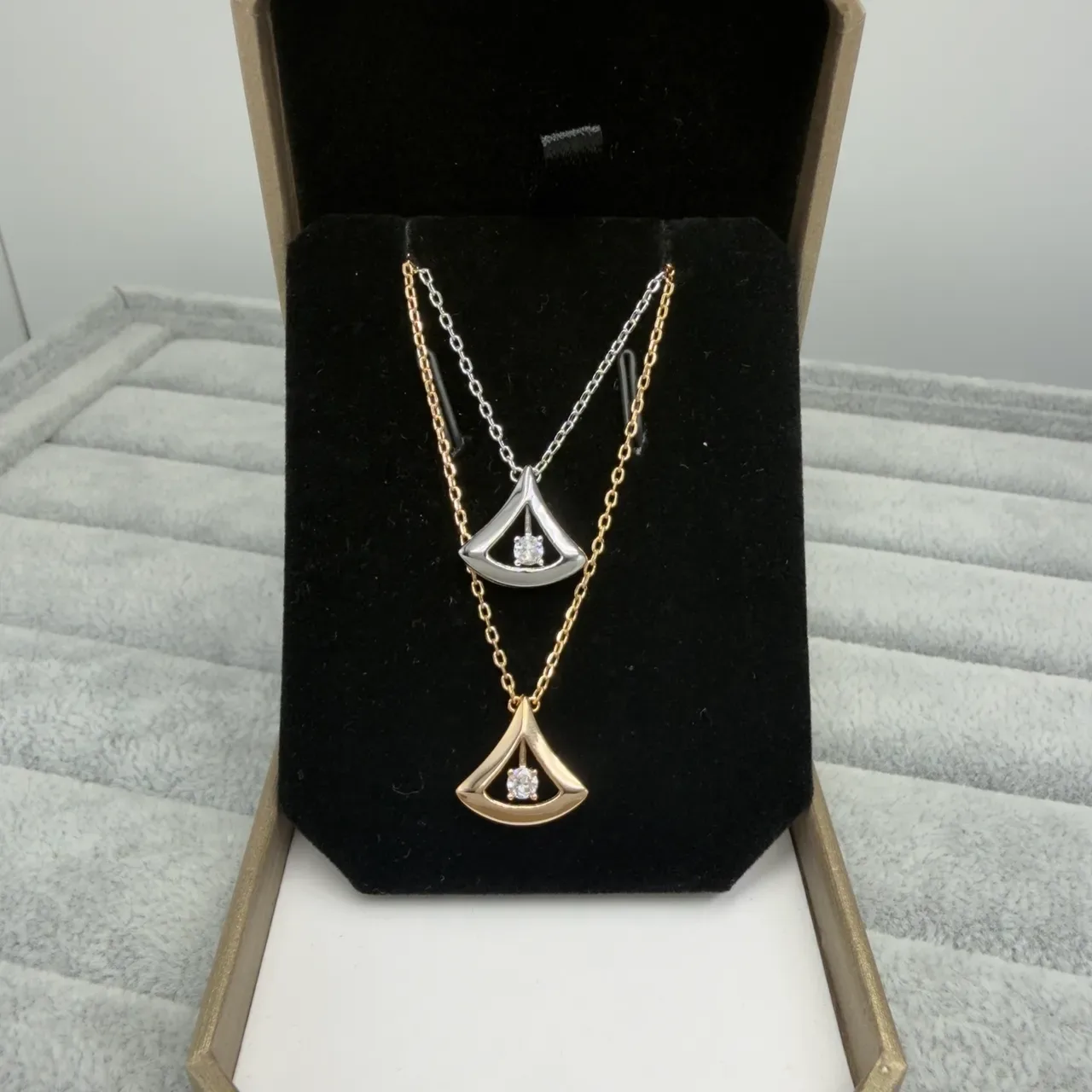 Bvlgari Divas’ Dream Gold Silver Triangular Fan-Shaped Pendants Openwork Metal Setting Necklace 4