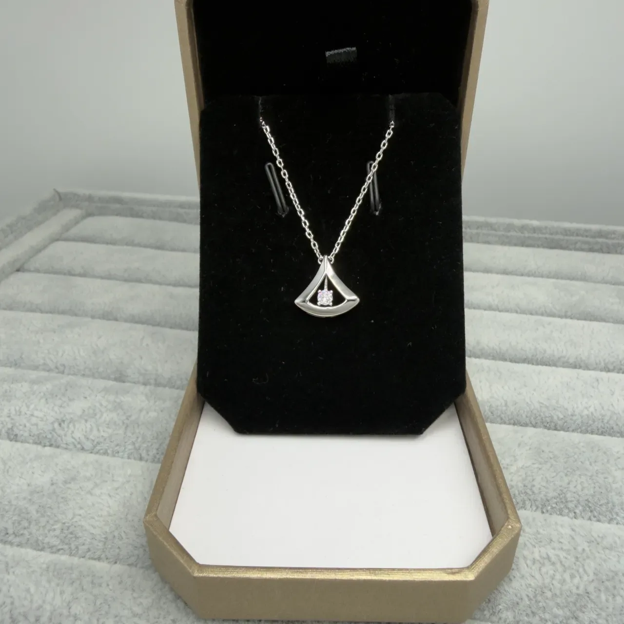 Bvlgari Divas’ Dream Gold Silver Triangular Fan-Shaped Pendants Openwork Metal Setting Necklace 5