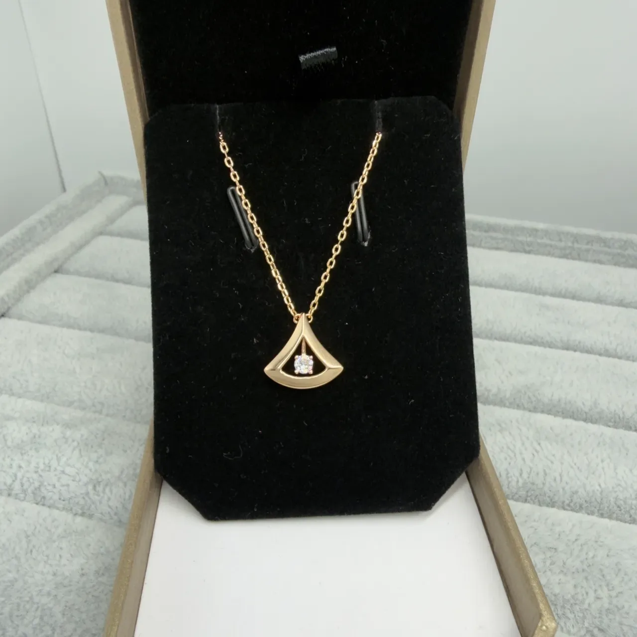 Bvlgari Divas’ Dream Gold Silver Triangular Fan-Shaped Pendants Openwork Metal Setting Necklace 6