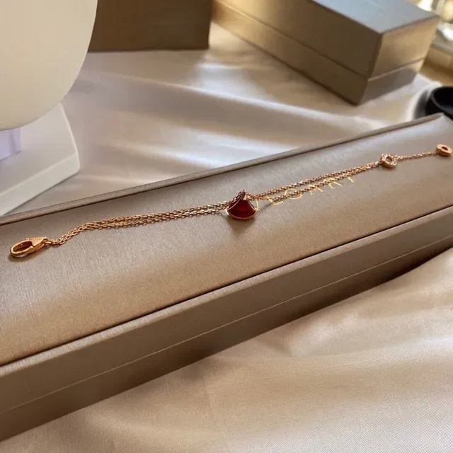 Bvlgari Divas’ Dream Pulseira pingente de vela esmaltado em vermelho 2