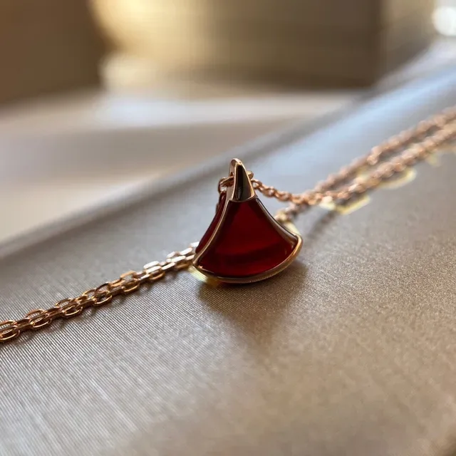 Bvlgari Divas’ Dream Pulseira pingente de vela esmaltado em vermelho 4