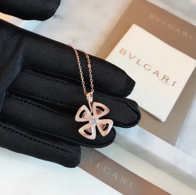 Bvlgari Fiorever Colar de Flores de Quatro Pétalas com Pavé em Ouro Rosa 2