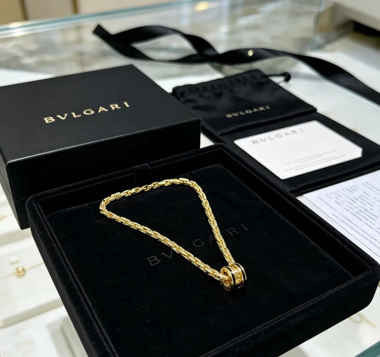Bvlgari Collier Chaîne à maillons torsadés en or et noir avec fermetures émaillées 6