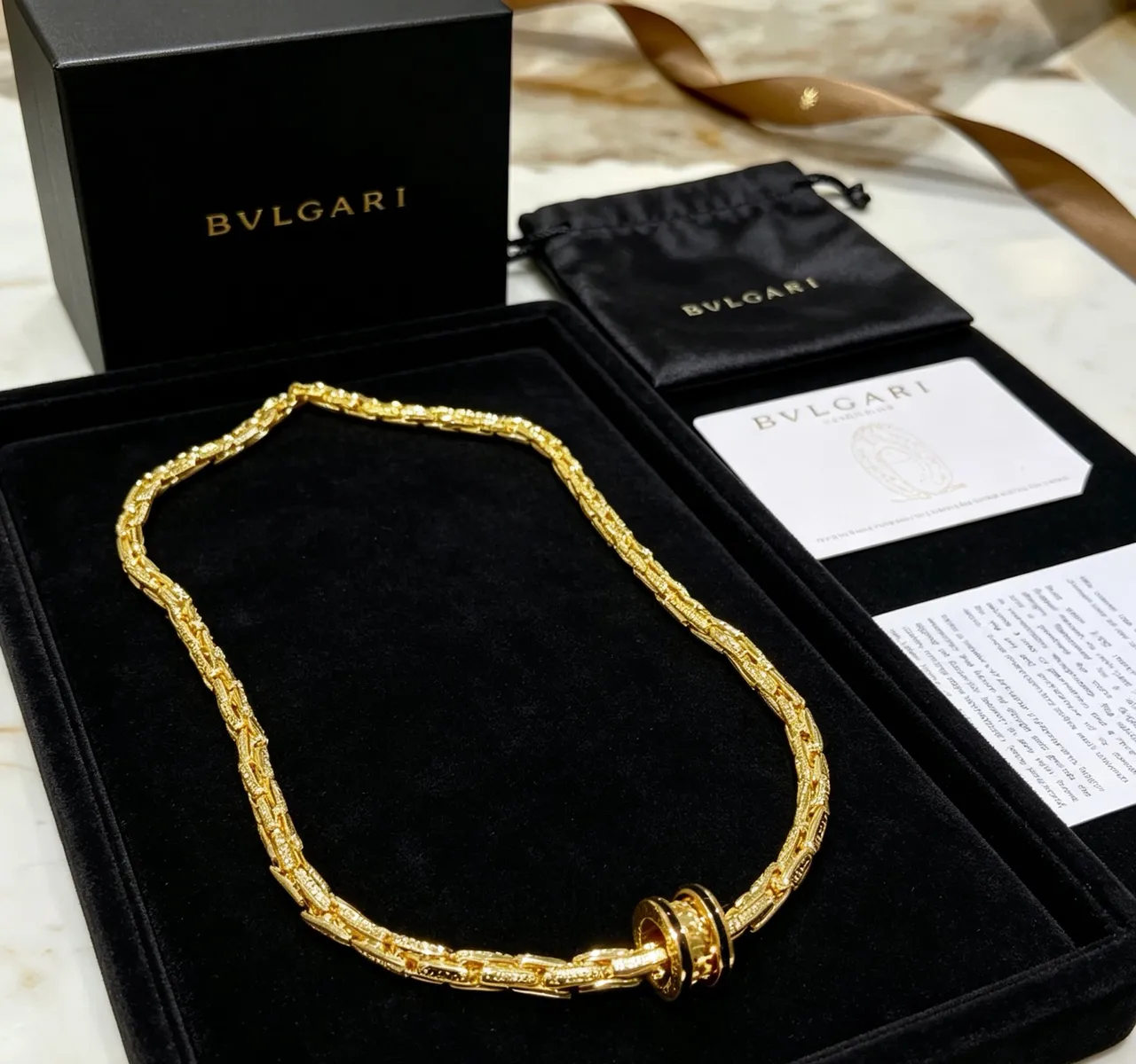 Bvlgari Collier Chaîne à maillons torsadés en or et noir avec fermetures émaillées 8