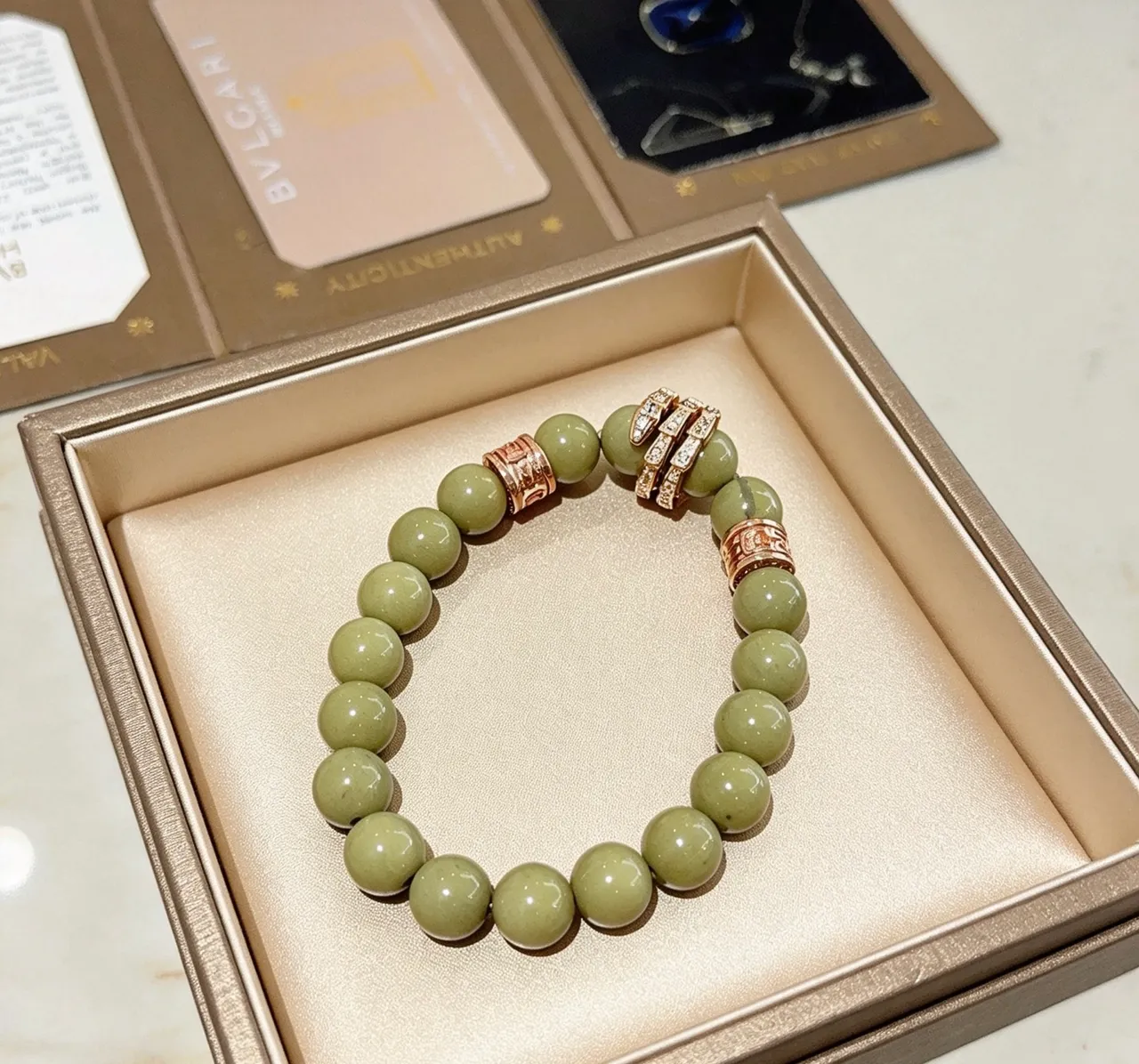 Bvlgari সবুজ সোনা জেডের মতো মণি গোলাপি ধাতুর বিন্দু ব্রেসলেট 6