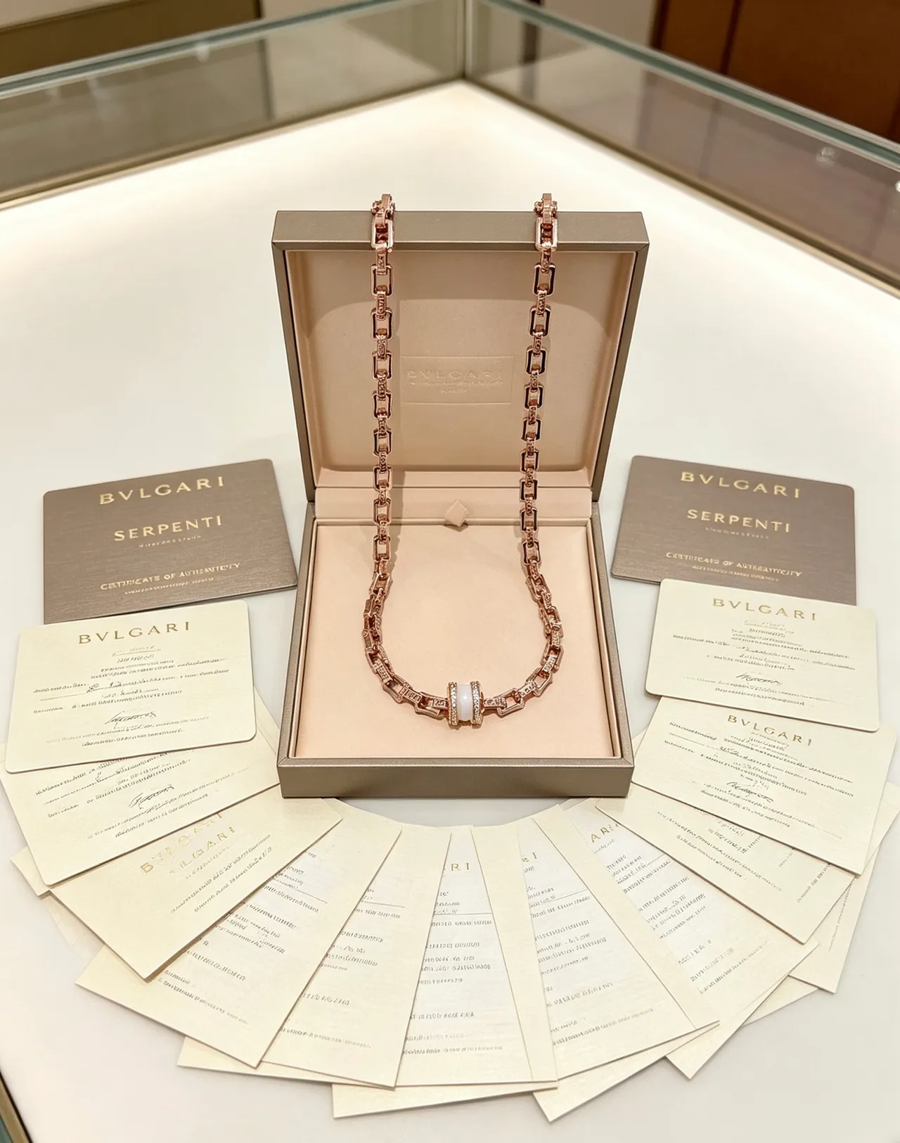 Bvlgari Serpenti Infinito Collier en Or Rose Céramique Blanche et Diamant 5
