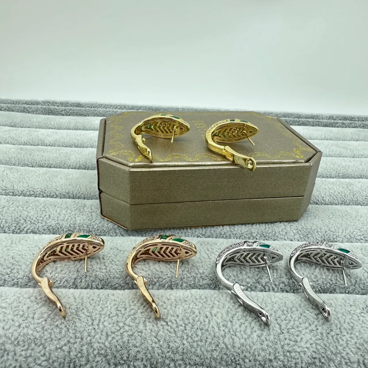 Bvlgari Serpenti-Inspired Brincos Argola Tonalidade Dourada Pavé e Esmeralda 2