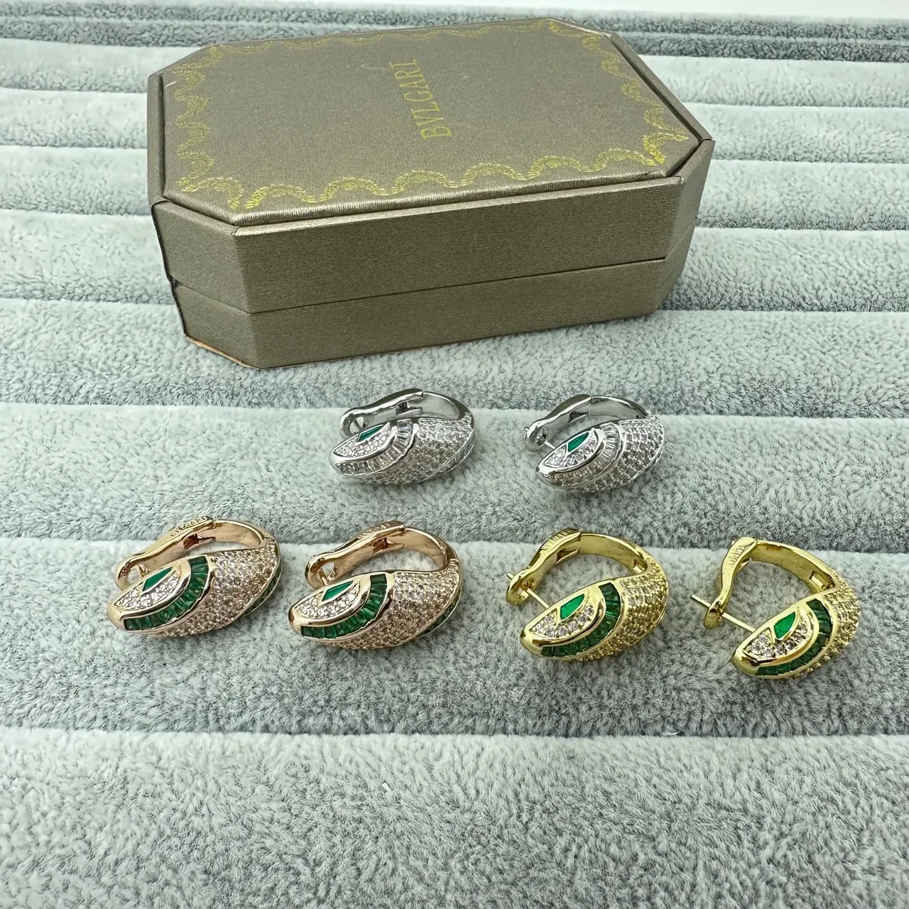 Bvlgari Serpenti-Inspired Brincos Argola Tonalidade Dourada Pavé e Esmeralda 3