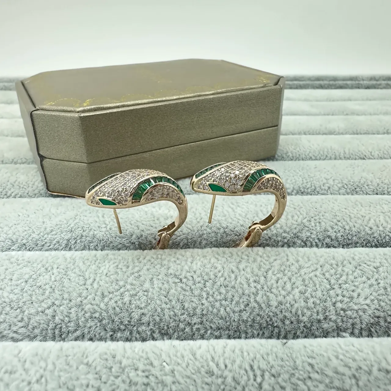 Bvlgari Serpenti-Inspired Brincos Argola Tonalidade Dourada Pavé e Esmeralda 4