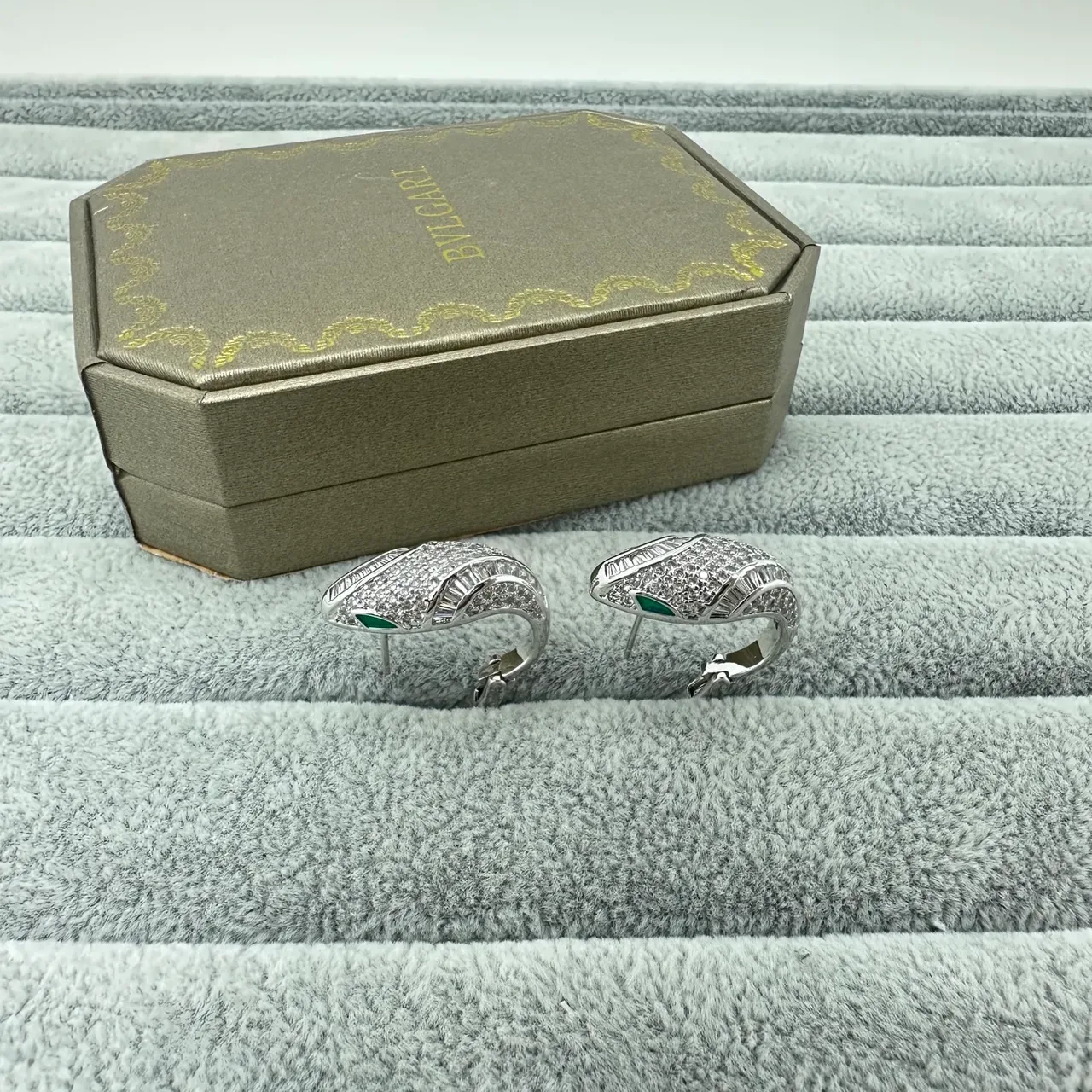 Bvlgari Serpenti-Inspired Brincos Argola Tonalidade Dourada Pavé e Esmeralda 5