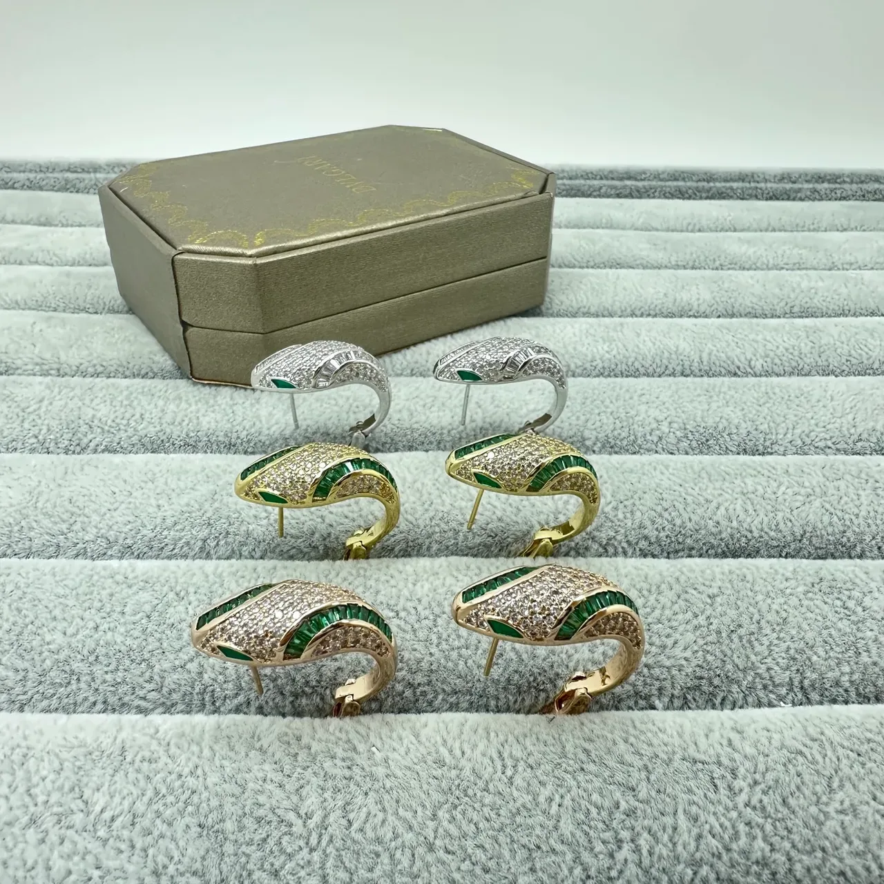 Bvlgari Serpenti-Inspired Brincos Argola Tonalidade Dourada Pavé e Esmeralda 6