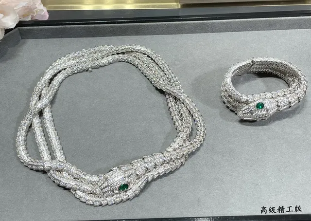Bvlgari Serpenti Pavé Diamond আর Emerald Snake Head হার 2