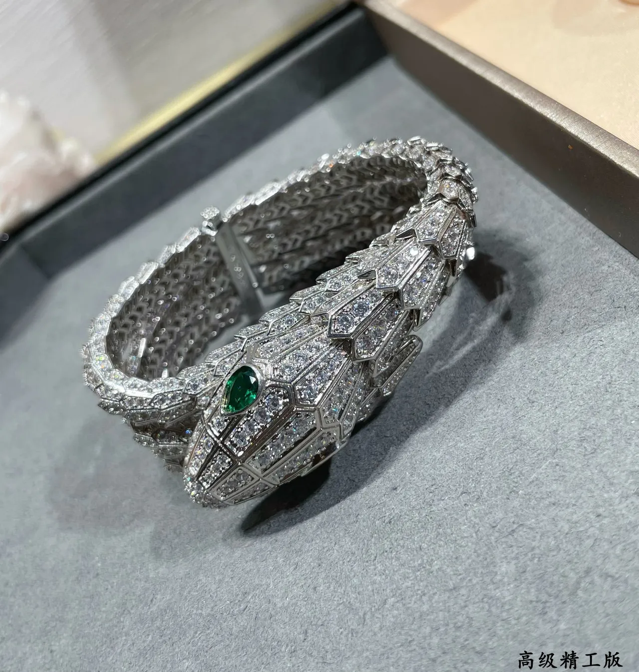 Bvlgari Serpenti Pavé Diamond আর Emerald Snake Head হার 4
