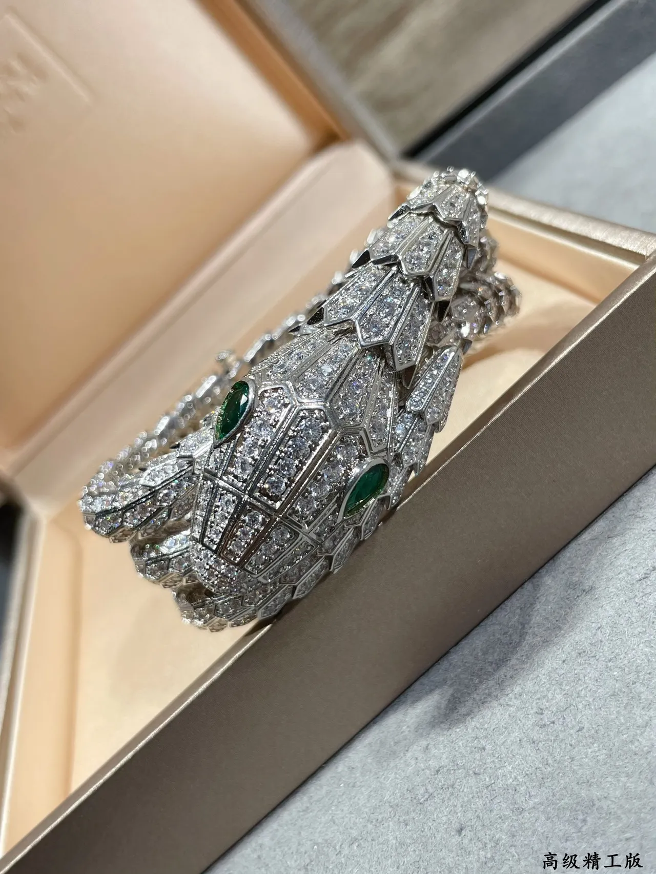 Bvlgari Serpenti Pavé Diamond আর Emerald Snake Head হার 5