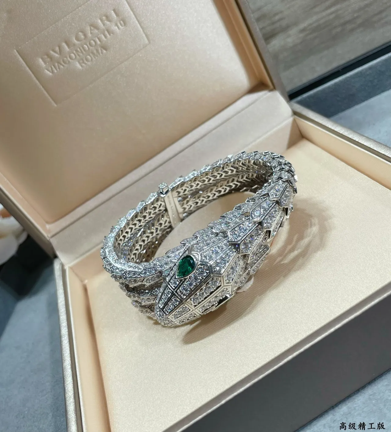 Bvlgari Serpenti Pavé Diamond আর Emerald Snake Head হার 6