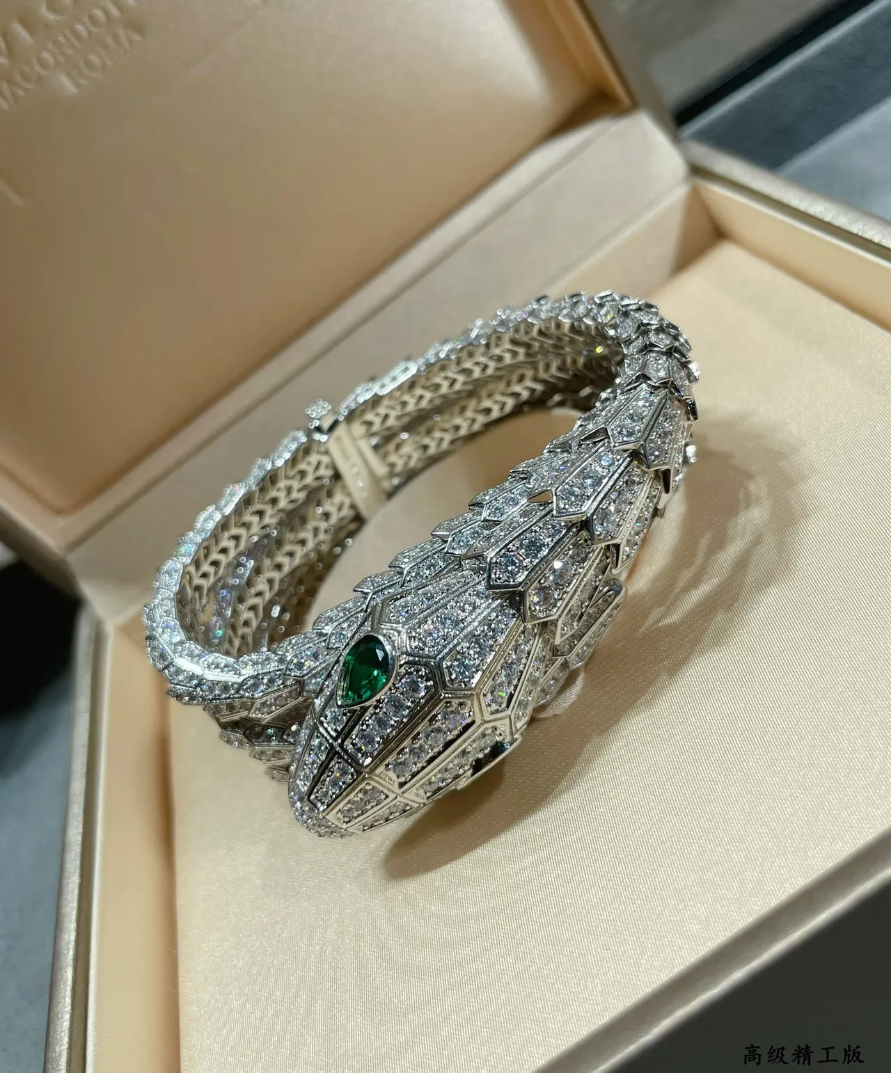 Bvlgari Serpenti Pavé Diamond আর Emerald Snake Head হার 7