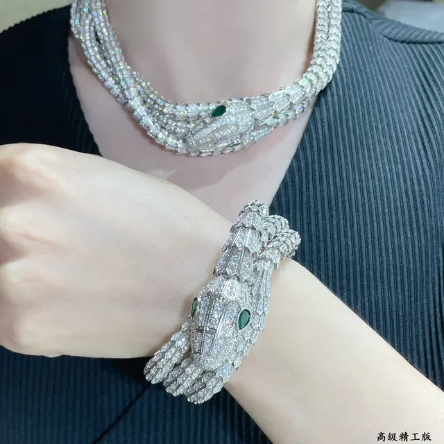 Bvlgari Serpenti Pavé Diamond আর Emerald Snake Head হার 9