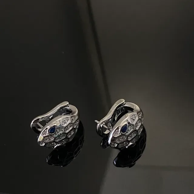 Bvlgari Serpenti Boucles d'oreilles tête de serpent pavées de diamants et de saphirs 2