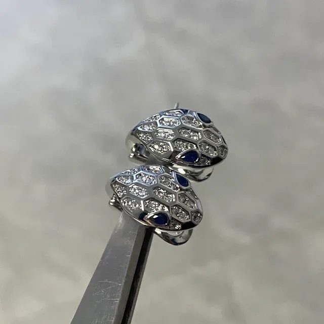 Bvlgari Serpenti Boucles d'oreilles tête de serpent pavées de diamants et de saphirs 3