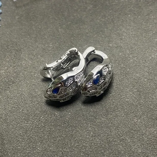 Bvlgari Serpenti Boucles d'oreilles tête de serpent pavées de diamants et de saphirs 4