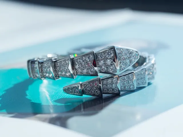 Bvlgari Serpenti Pavé-Diamond Pulseira de Serpente Articulada 6