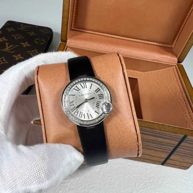 Cartier Ballon Bleu Biseau serti de diamants Cadran argent Bracelet cuir noir Montre mécanique 4