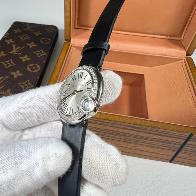 Cartier Ballon Bleu Biseau serti de diamants Cadran argent Bracelet cuir noir Montre mécanique 5