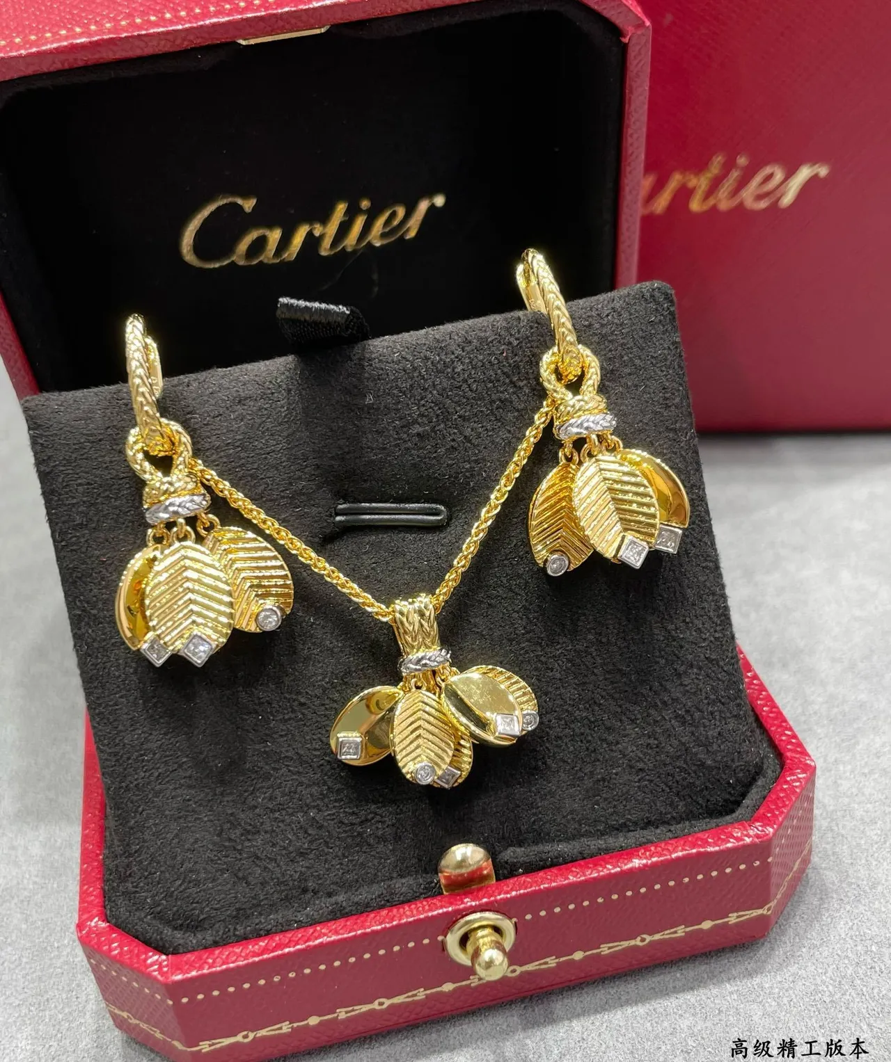 Cartier Colar com pingente de folha de ouro e prata adornado com diamantes 3