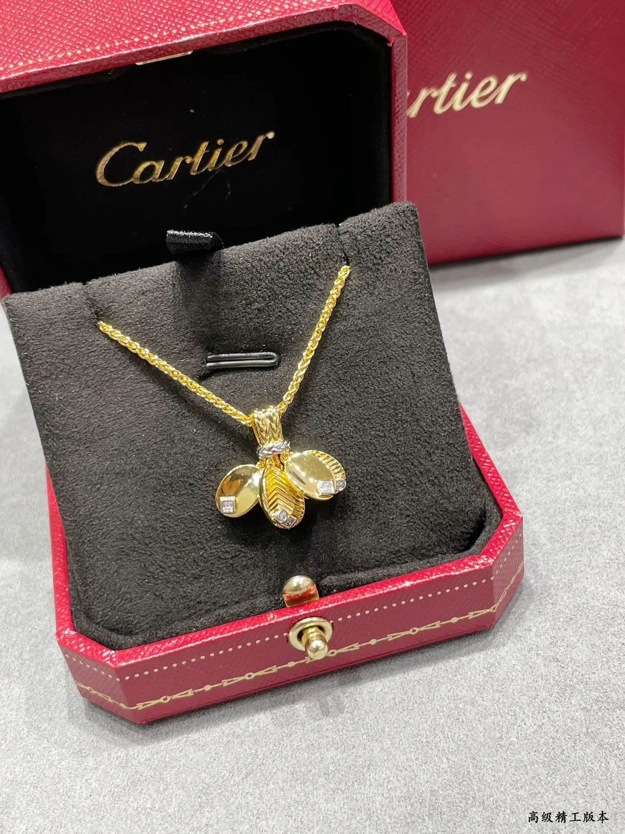 Cartier Colar com pingente de folha de ouro e prata adornado com diamantes 4