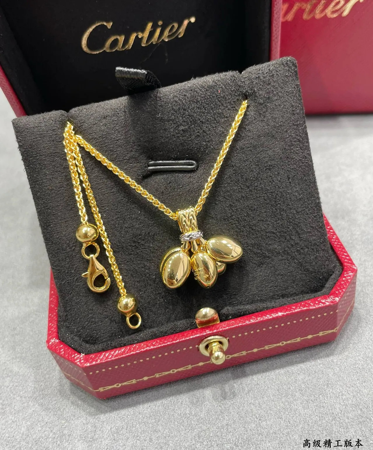 Cartier Colar com pingente de folha de ouro e prata adornado com diamantes 5