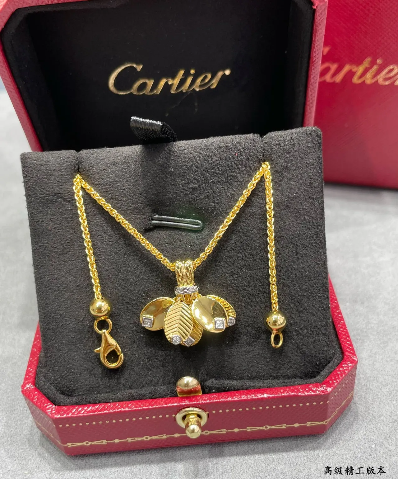 Cartier Colar com pingente de folha de ouro e prata adornado com diamantes 6