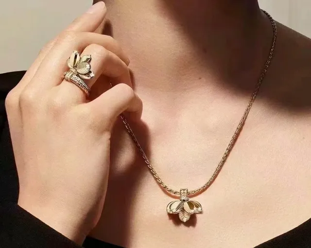 Cartier Colar com pingente de folha de ouro e prata adornado com diamantes 7