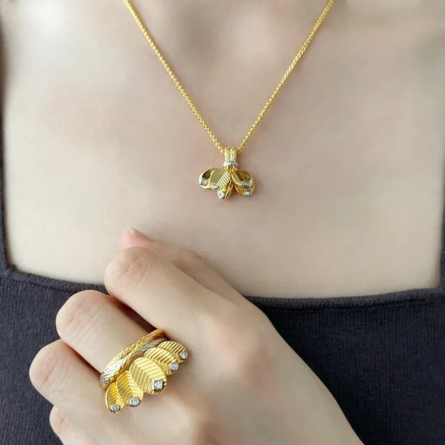 Cartier Colar com pingente de folha de ouro e prata adornado com diamantes 8