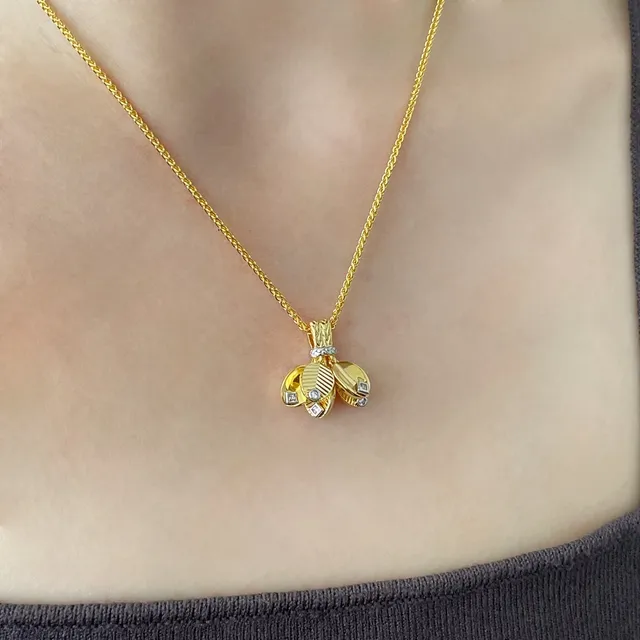 Cartier Colar com pingente de folha de ouro e prata adornado com diamantes 9
