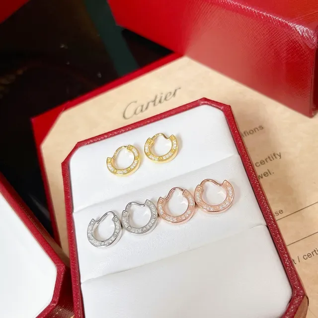 Cartier أقراط ذهبية وفضية مفتوحة على شكل C مزينة بحجارة Pavé 2