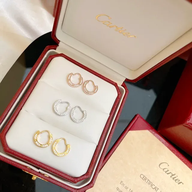 Cartier أقراط ذهبية وفضية مفتوحة على شكل C مزينة بحجارة Pavé 3