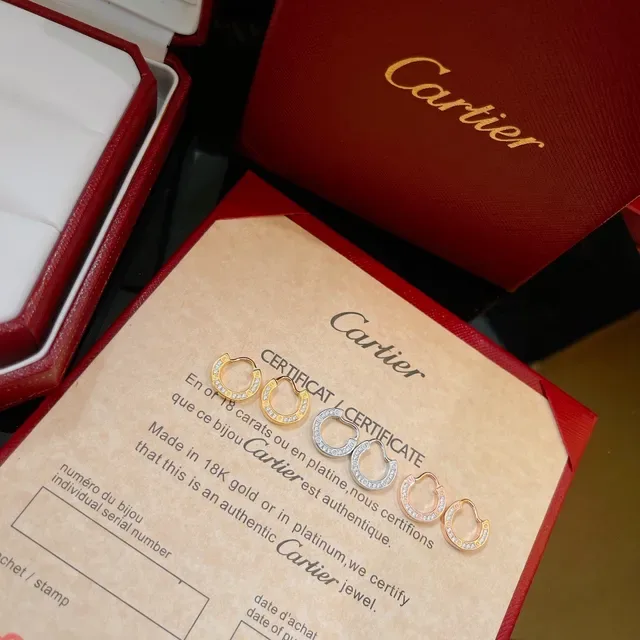 Cartier أقراط ذهبية وفضية مفتوحة على شكل C مزينة بحجارة Pavé 4