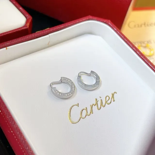 Cartier أقراط ذهبية وفضية مفتوحة على شكل C مزينة بحجارة Pavé 5