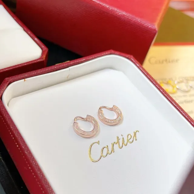 Cartier أقراط ذهبية وفضية مفتوحة على شكل C مزينة بحجارة Pavé 6