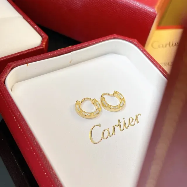 Cartier أقراط ذهبية وفضية مفتوحة على شكل C مزينة بحجارة Pavé 7