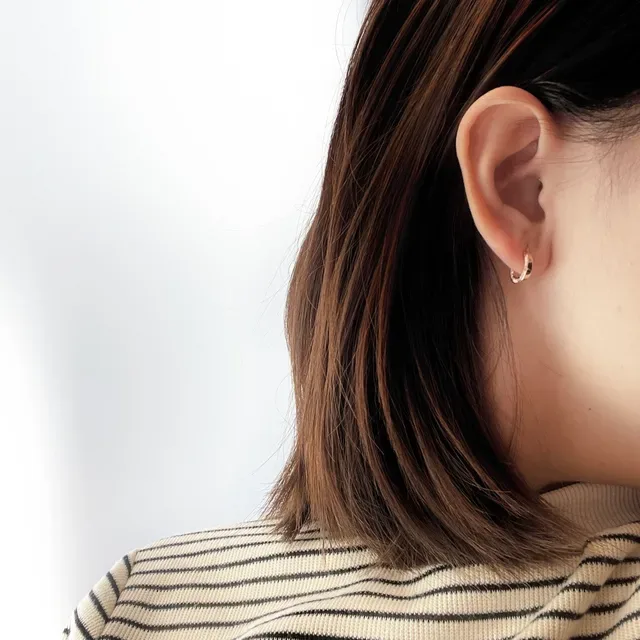 Cartier أقراط ذهبية وفضية مفتوحة على شكل C مزينة بحجارة Pavé 8