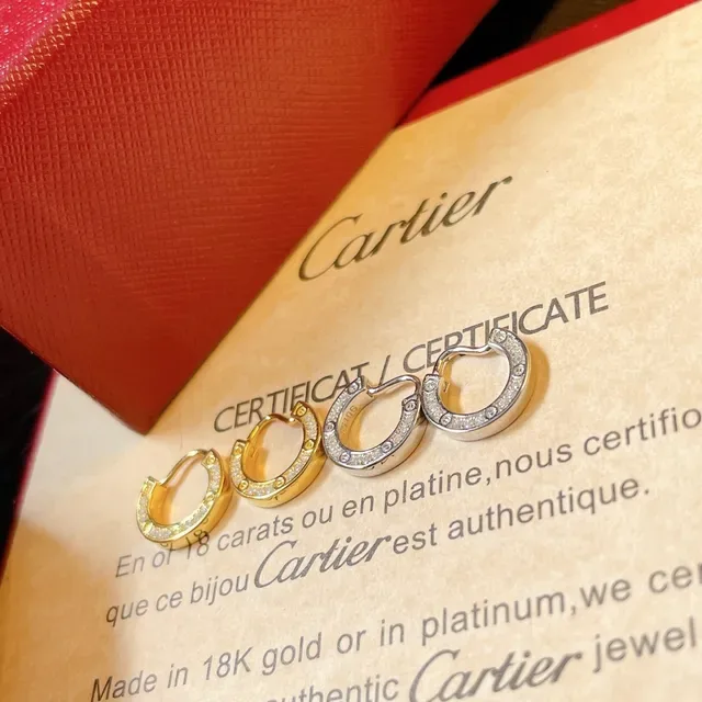 Cartier أقراط ذهبية وفضية مفتوحة على شكل C مزينة بحجارة Pavé 9