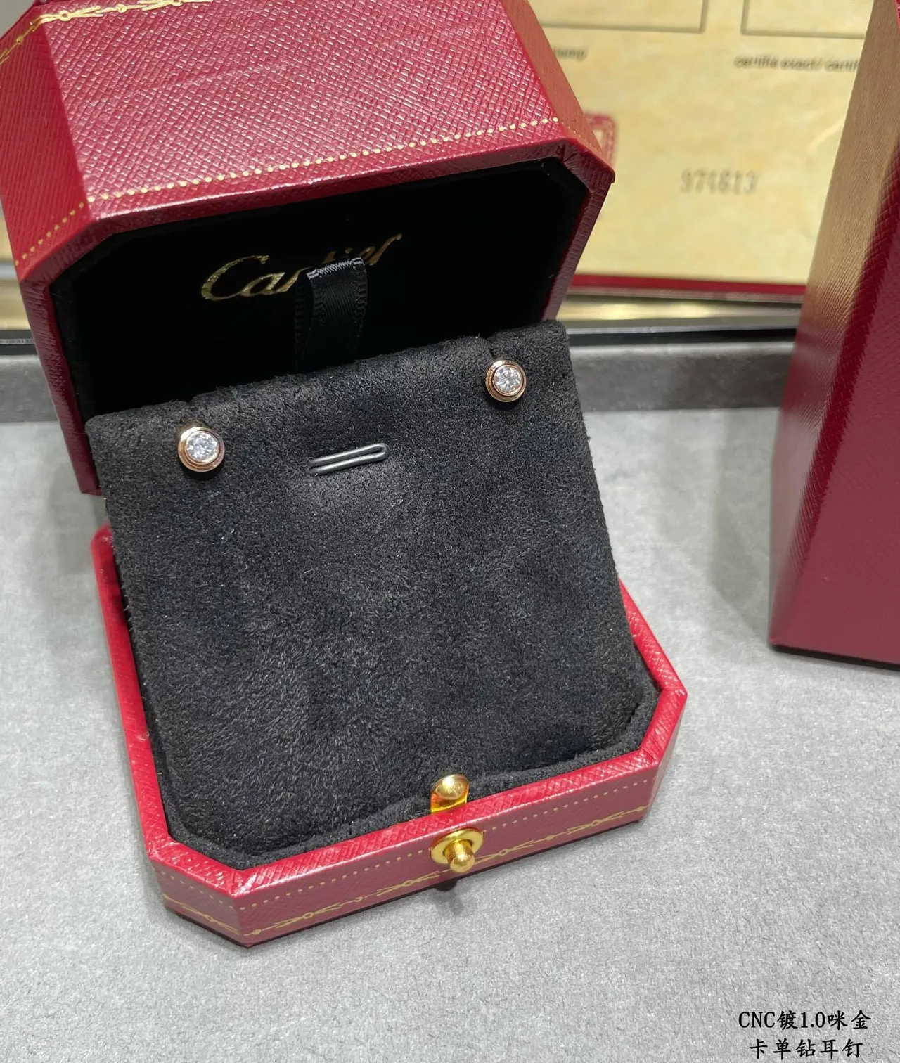 Cartier Boucles d'Oreilles Or et Argent avec Bords Cannelés et Pierre Ronde Simple 4