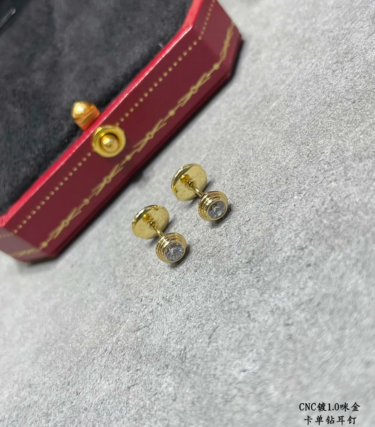 Cartier Boucles d'Oreilles Or et Argent avec Bords Cannelés et Pierre Ronde Simple 8
